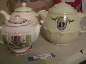 lot 133 image: TEA POT LOT qty 3