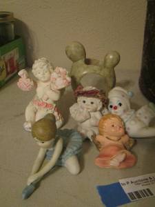 lot 139 image: Small figurines, ballerina, angels, and clowns
