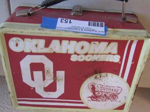 lot 153 image: OU (OKLAHOMA UNIVERSITY) METAL LUNCH BOX  WITH THERMOS