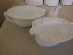 lot 171 image: Milk glass  - Creamer & Sugar Set, BIRD salt shaker