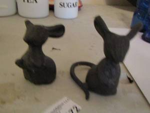 lot 172 image: CAST IRON MICE  qty 2 one is missing a tail