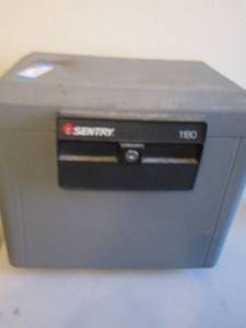 lot 192 image: Sentry safe 1180 open has no keys