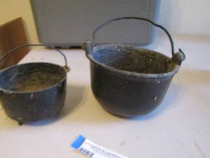 lot 193 image: Cast iron handled pots