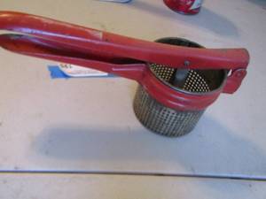 lot 195 image: vintage hand juicer