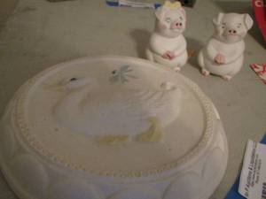 lot 202 image: Ceramic pink pigs, ceramic duck plate