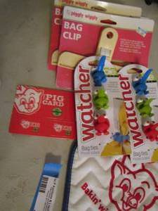 lot 203 image: Piggly Wiggly - chip clips, card,  oven mitt, bag ties