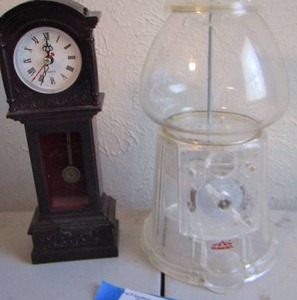 lot 210 image: clear plastic gumball machine, 10 clock