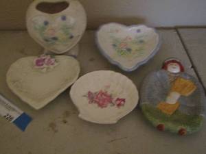 lot 226 image: Heart shape soap dishes, shell dish, heart tooth brush holder