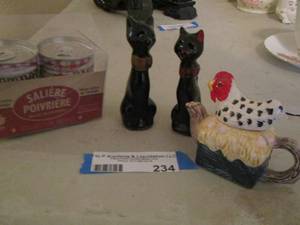 lot 234 image: Black cat S&P shakers,  covered rooster trinket