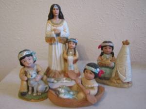 lot 242 image: NATIVE AMERICAN HOME INTERIOR Figurines