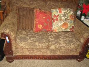 lot 246 image: LOVE SEAT Brown cushion, with 4 random throw pillows