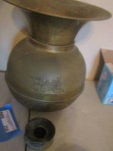 lot 256 image: Union Pacific R.R  BRASS SPITTON , mini metal vase
