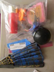 lot 288 image: Handheld fan, speaker, bag of nic naks