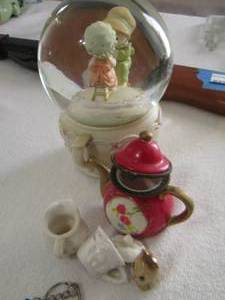 lot 297 image: Friendship snow globe musical tea pot, Red rose mini tea pot