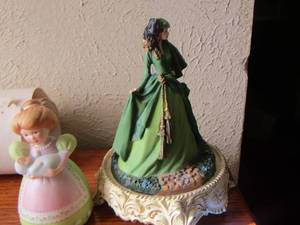 lot 305 image: Scarletts description figurines A6161 , AVON  1988 Mom and baby bell