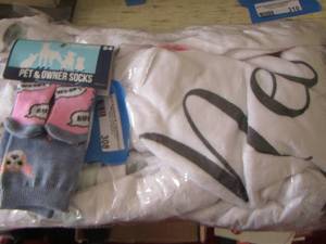 lot 308 image: Throw blanket and new pet design socks