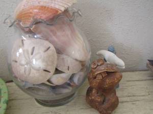 lot 312 image: Seashells and figurines