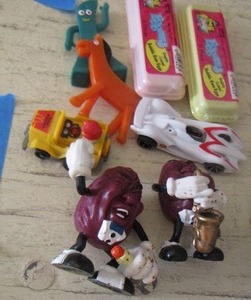 lot 316 image: Eggums candy- raisenetts- small vintage toys