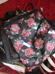 lot 322 image: Lot of luggage bags