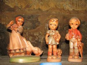 lot 355 image: Americana figurine feeding geese, 2 figurines holiday books