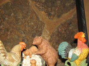 lot 356 image: Rooster and bear home dcor