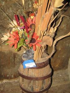 lot 365 image: WAGON WHEEL HUB with floral arrangement