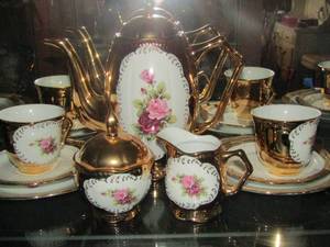 lot 4 image: Bavarian Germany 24 Karot Gold (PLATED )  HANDERBEIT  TEAPOT, SUGAR W LID, CREAMER, CUPS 4, SAUCERS 4, DESSERT PLATES 4 -   16 pieces
