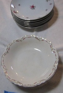 lot 400 image: 6 Johnson  Bros,  Gold rim bowls, 6 rose chintz floral bowls