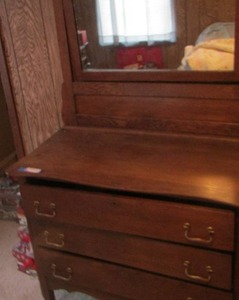 lot 2 image: ANTIQUE DRESSER  3 DRAWERS 323920----- Mirror 3438
