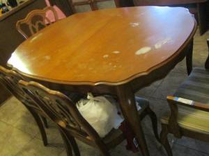 lot 433 image: Versailles maple dining table size 30x60x41, 1 leaf 12 inches,  PLUS 2 captains chairs, 6 side chairs,   9 PCS   X$$$