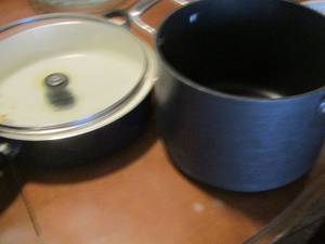 lot 440 image: Members market 8 qt stock pot with no lid, skillet with lid