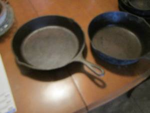 lot 442 image: VS 10 cast iron skillet, #8- 10 deep cast iron skillet