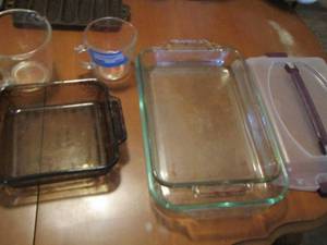 lot 447 image: Pyrex oblong dishes 913, 2 cup and 4 cup measuring cups