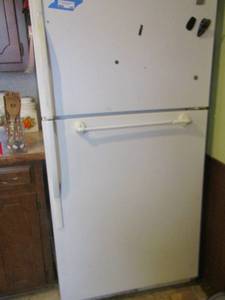 lot 460 image: MAYTAG REFRIGERATOR  mfg. date 2009   - NO CONTENTS INCLUDED