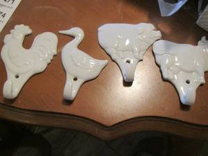 lot 466 image: CERAMIC WHITE TOWEL HOLDERS -  chicken- duck-pig and cow