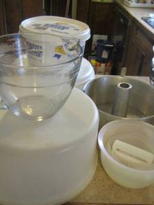 lot 472 image: Tupperware cake plate and Bundt cake pan