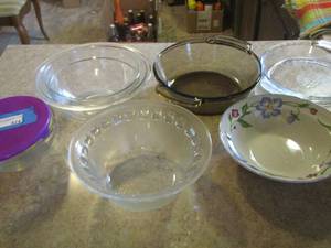 lot 474 image: Set of glass mixing bowls Pyrex, frosted apple bowl, 2 Pyrex baking dishes