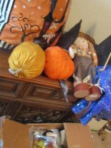 lot 530 image: Fall Halloween dcor, face masks and more