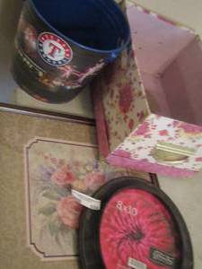 lot 534 image: Picture frame- Texas Rangers bucket-