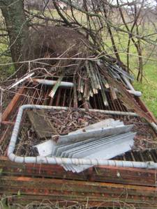 lot 539 image: Scrap Metal lot - GATE, T-POSTS &  54 X 126 (4 12 FT X 10 12 FT) METAL FRAMES with STEEL RODS