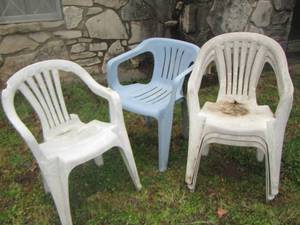 lot 545 image: Lot of outdoor plastic chairs