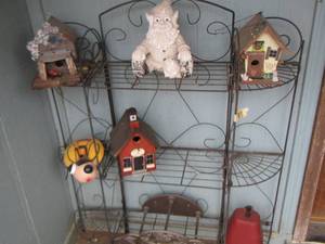 lot 552 image: Metal outdoor plant stand includes some bird house dcor