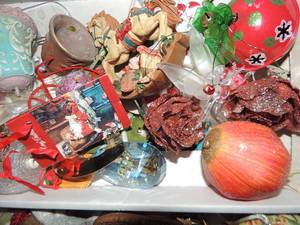 lot 600 image: Vintage fruit and angel ornaments