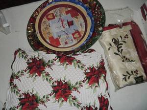 lot 604 image: 7090 table cover Christmas design- platters - place mats