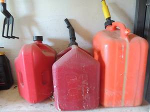lot 626 image: 3  & 5 gallon gas cans