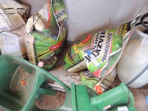 lot 630 image: bags of weed killer qty 3- 2 hand seeders- 1 spray pump