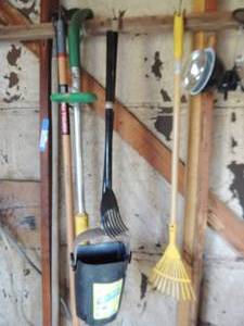 lot 665 image: Garden tools- Bin & rake- weed eater electric