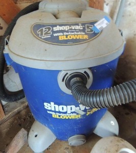 lot 668 image: 12 GALLON Shop vac with hose