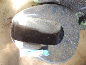 lot 679 image: Blue metal speckled bed pan