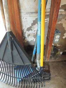 lot 692 image: Garden tools- edger